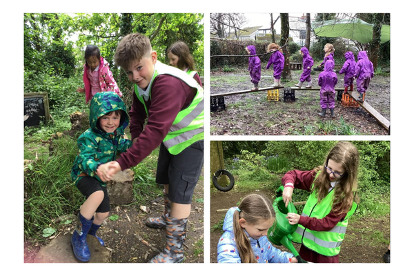 Collage o dair delwedd yn dangos plant yn cymryd rhan mewn gweithgareddau awyr agored. Mae'r chwith uchaf yn dangos plentyn mewn siaced las yn cael cymorth gyda garddio gan blentyn arall yn gwisgo fest. Mae'r dde uchaf yn darlunio plant mewn siwtiau glaw porffor yn chwarae ar drawst pren. Mae'r delweddau gwaelod yn cynnwys plant yn garddio ac yn tywallt dŵr o jwg, pob un yn gwisgo dillad awyr agored achlysurol.